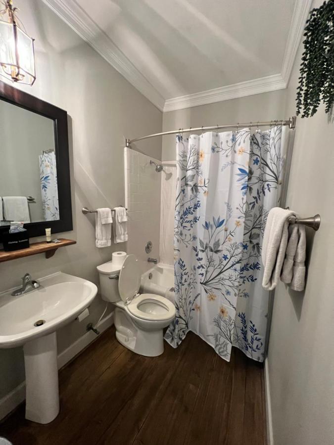 Barksdale House Bed & Breakfast 3*