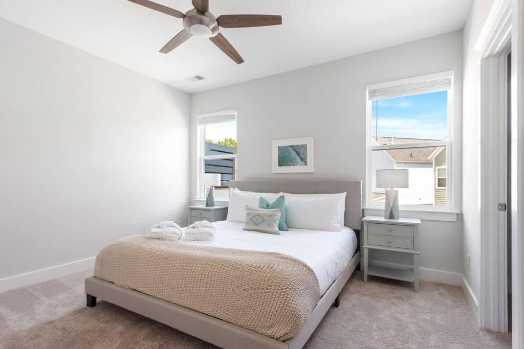 Trendy Park Circle Townhome Holiday home Charleston