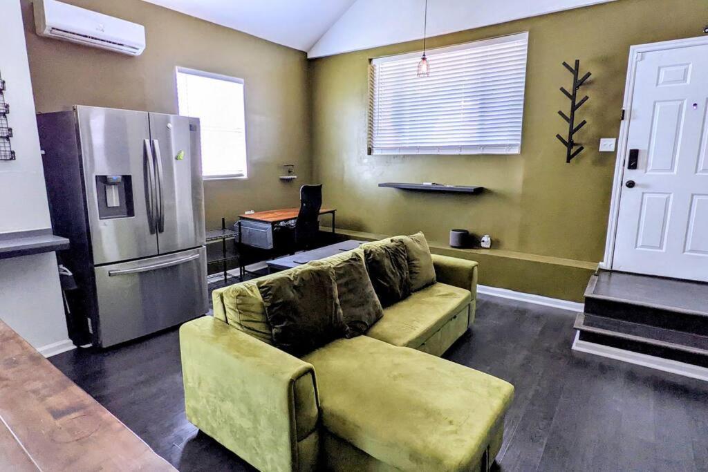 Farmhouse For 6 In Black House