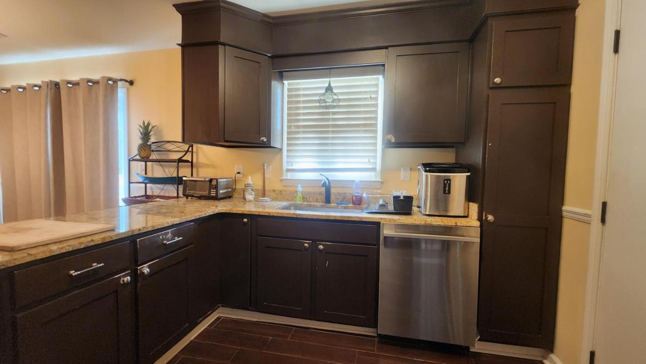 Relaxing For Work Or School Or Getaway Just Because! Central To Everything! *