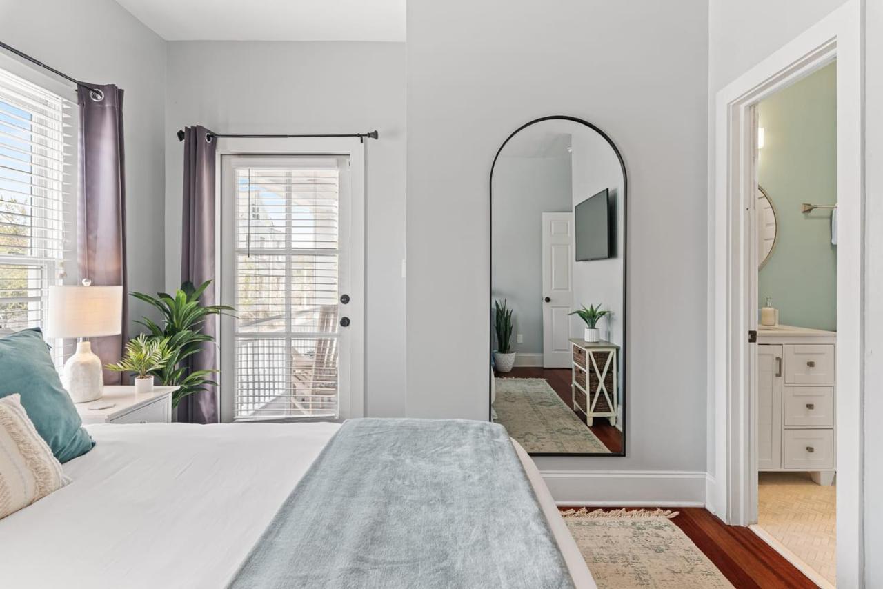 Holiday home Rooftop Deck With Parking - 3 Blocks To King