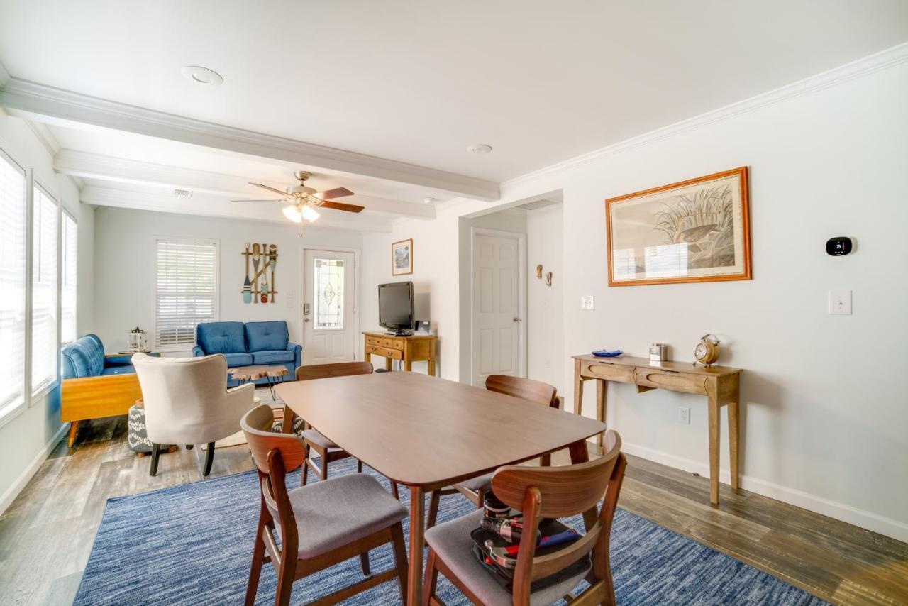 With Porch - 3 Mi To Folly Beach! Holiday home Charleston