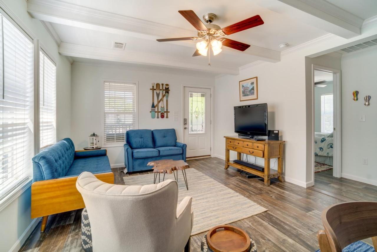 Holiday home With Porch - 3 Mi To Folly Beach! *
