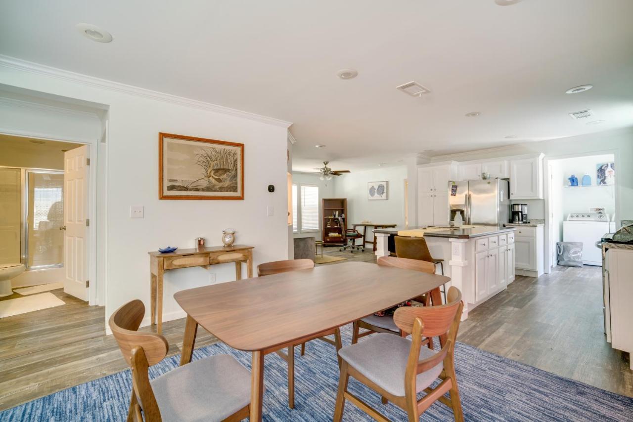 Holiday home With Porch - 3 Mi To Folly Beach!
