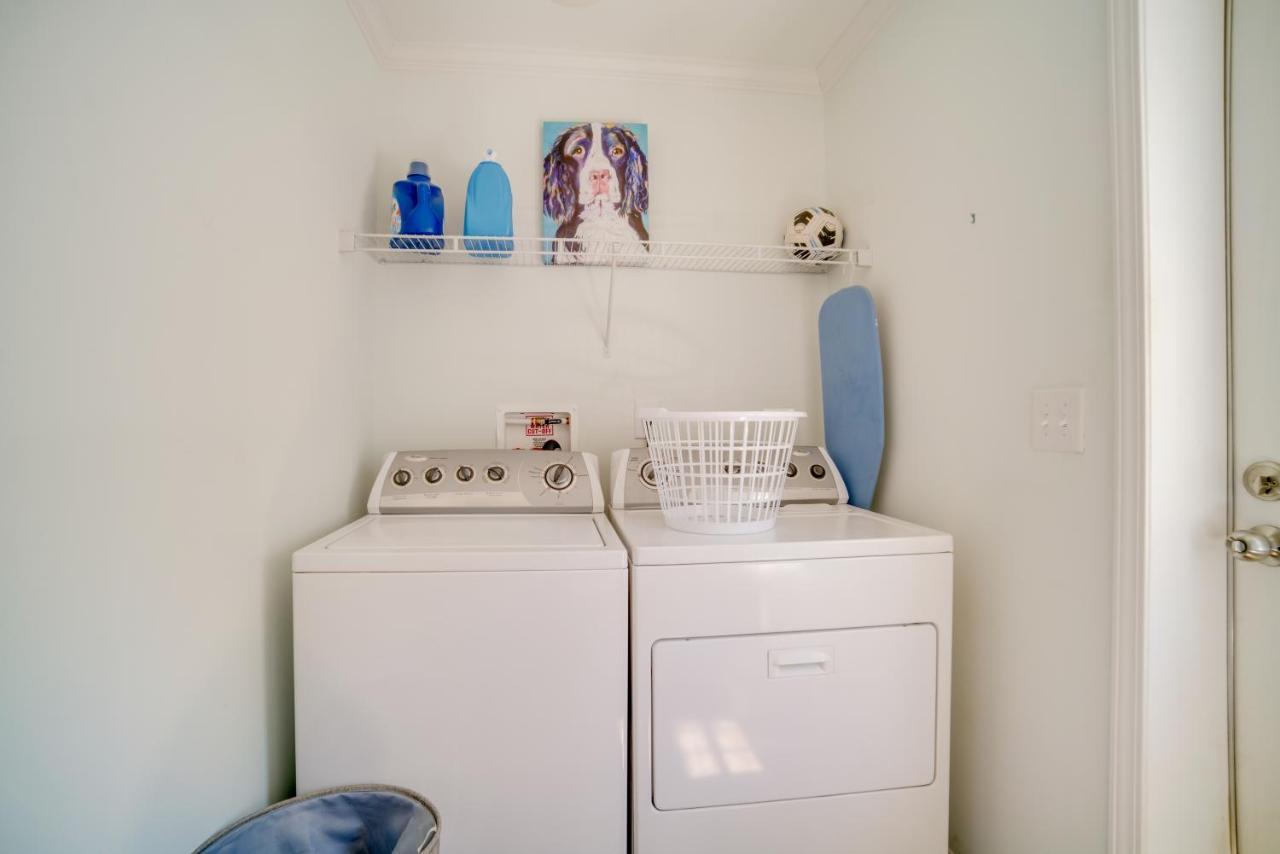 With Porch - 3 Mi To Folly Beach! Holiday home *