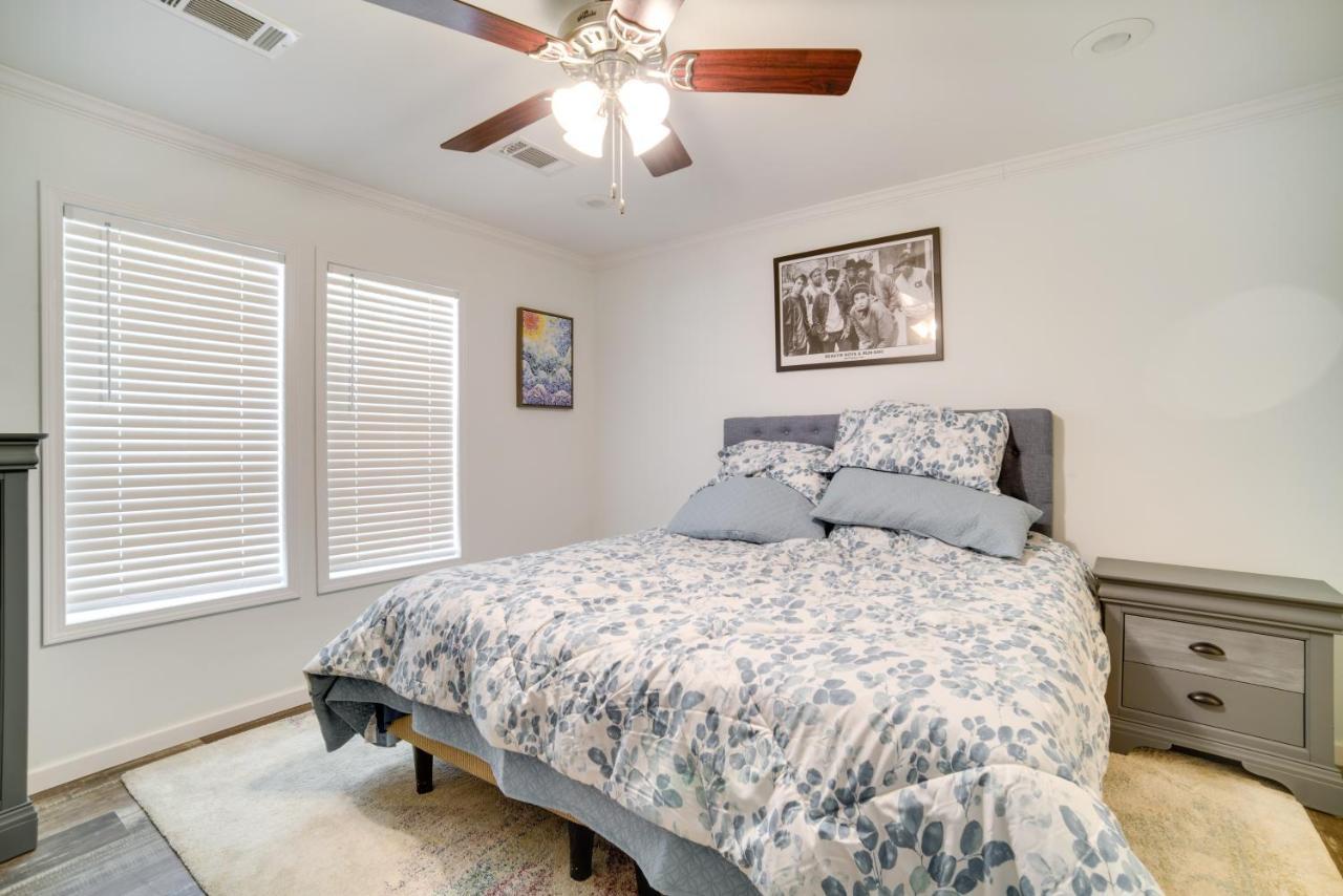 Holiday home With Porch - 3 Mi To Folly Beach! *