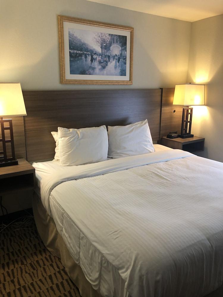 Clarion Pointe - West Ashley 2*