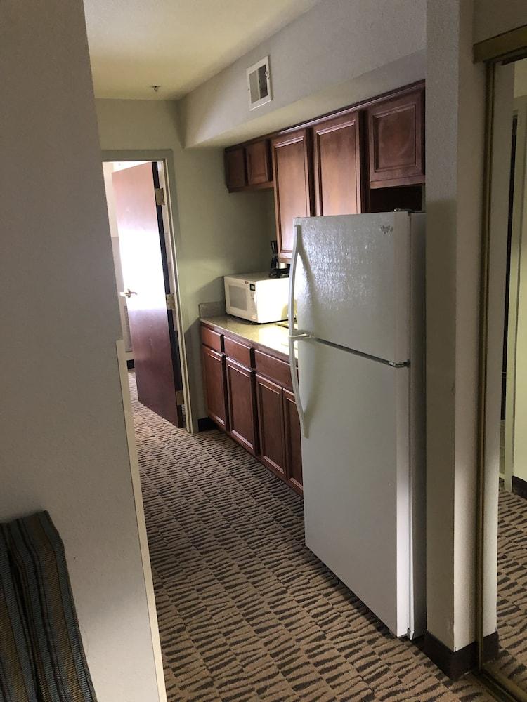 Hotel Clarion Pointe - West Ashley 2*