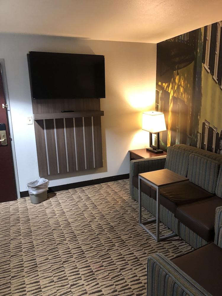 Clarion Pointe - West Ashley 2*