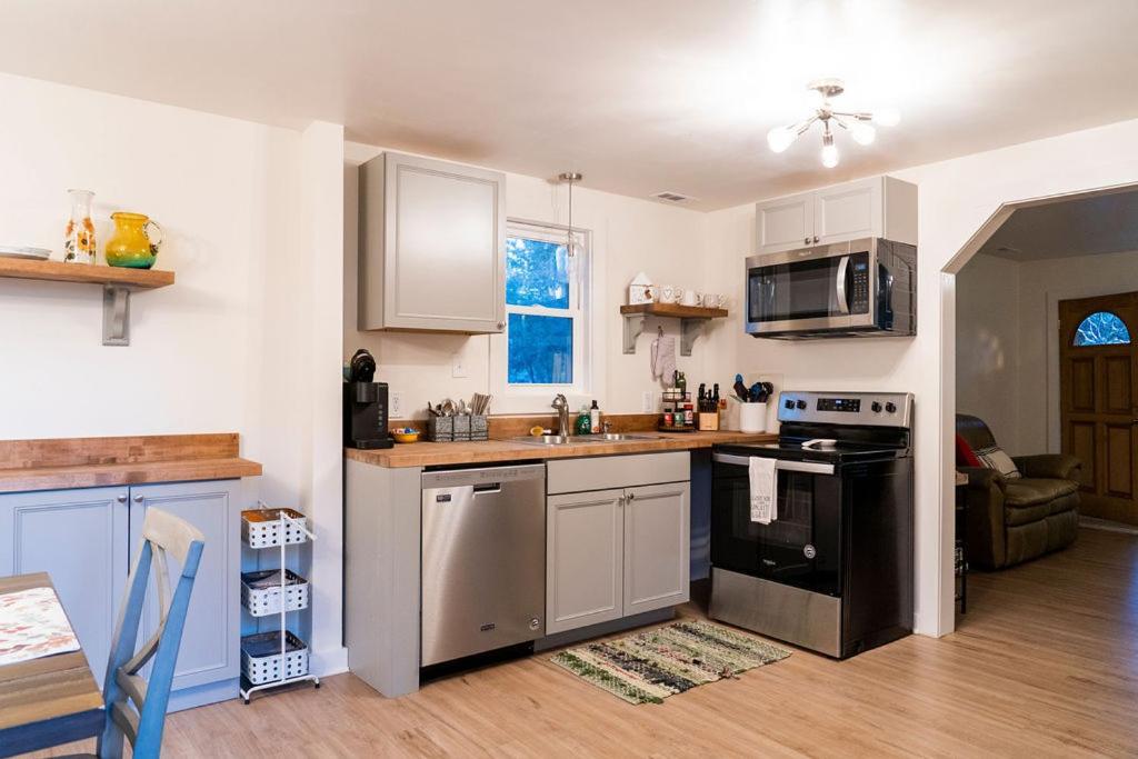 Madrona's Guesthouse- Convenient Location, Pet Friendly Holiday home