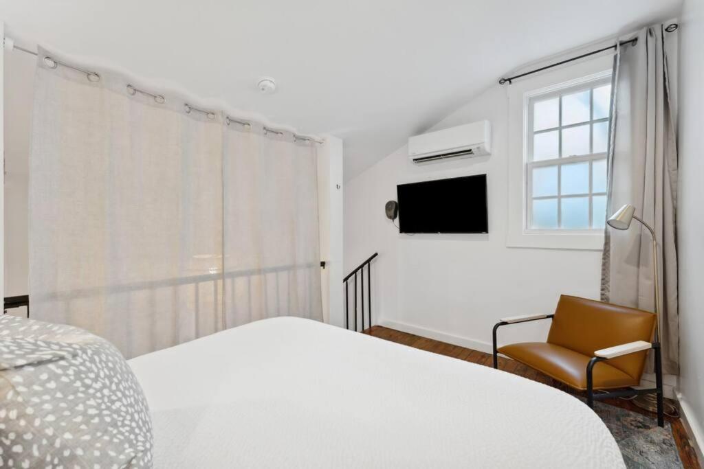 Exclusive Open Loft In Downtown Apartment *
