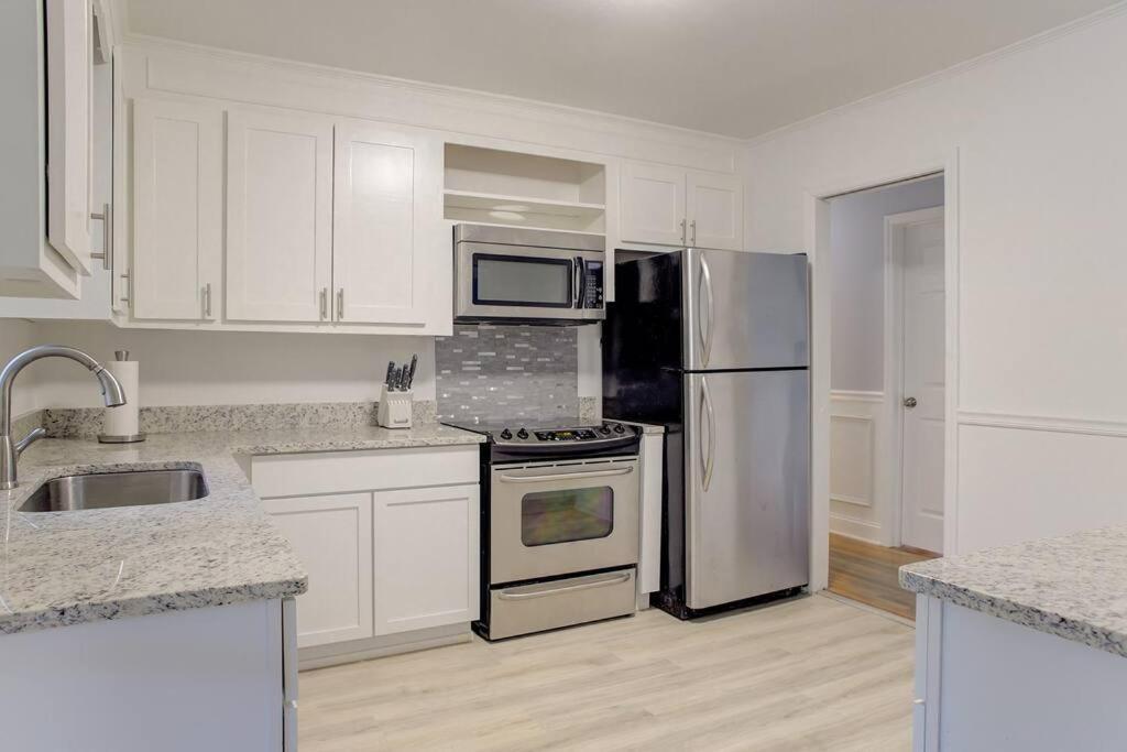 Charming Near Folly & Downtown Villa *