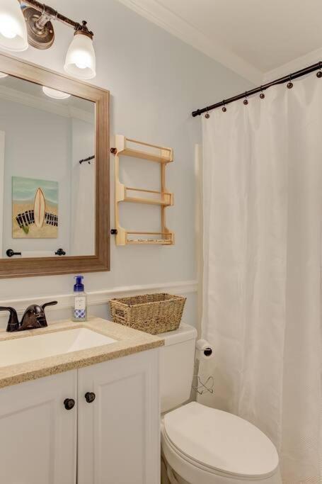Charming Near Folly & Downtown Villa