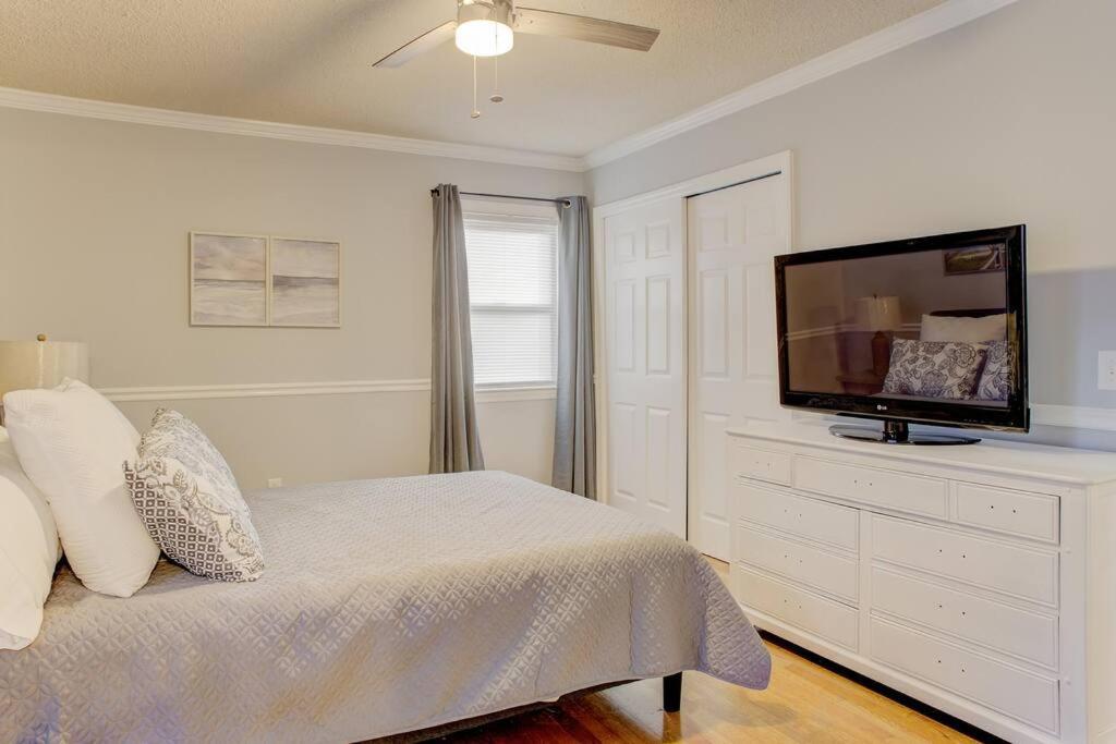 Charming Near Folly & Downtown Villa *