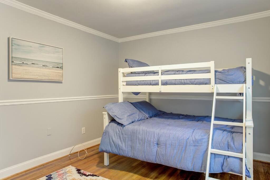 Villa Charming Near Folly & Downtown *