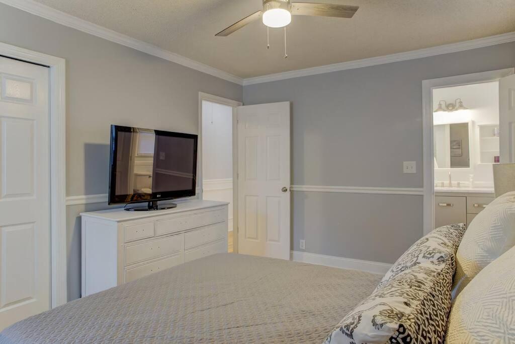 Villa Charming Near Folly & Downtown *