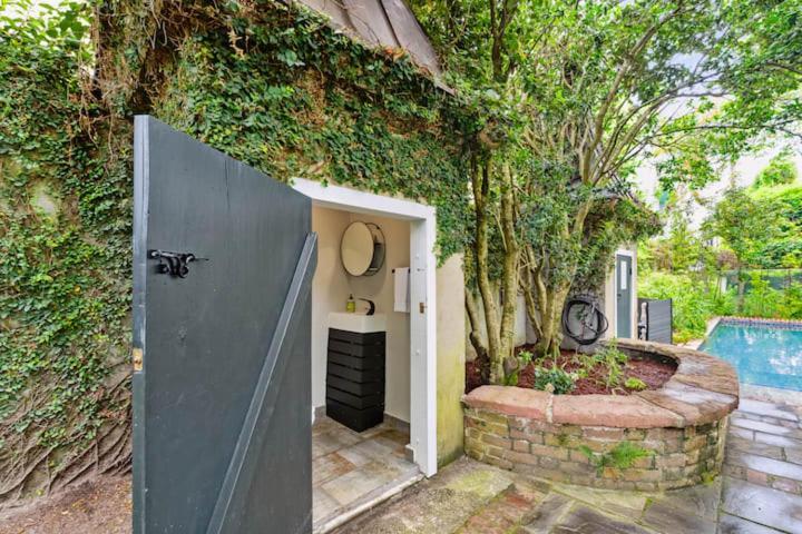 Serene With Beautiful Garden And Heated Pool Charleston
