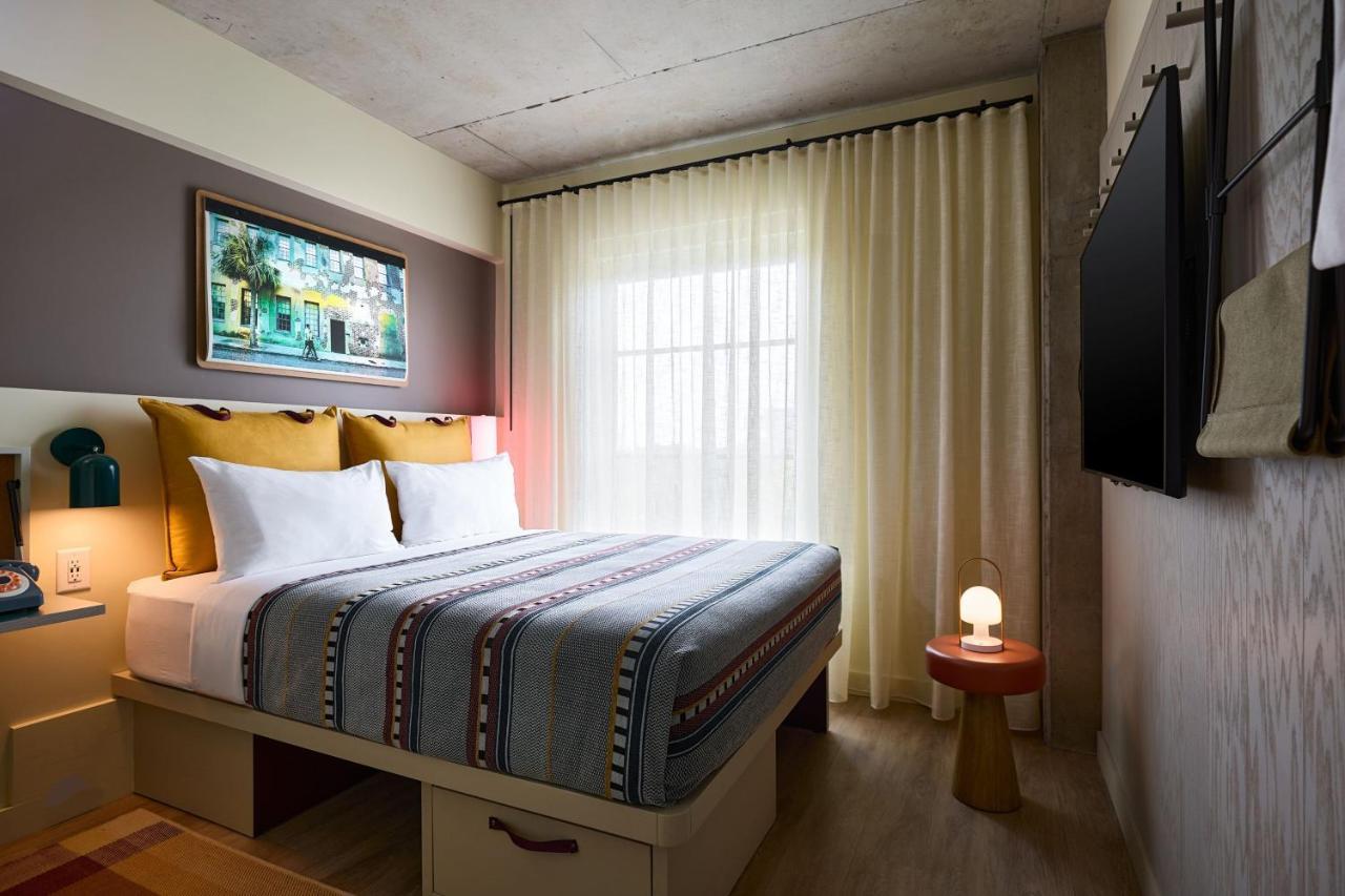 Hotel Moxy Downtown 3*