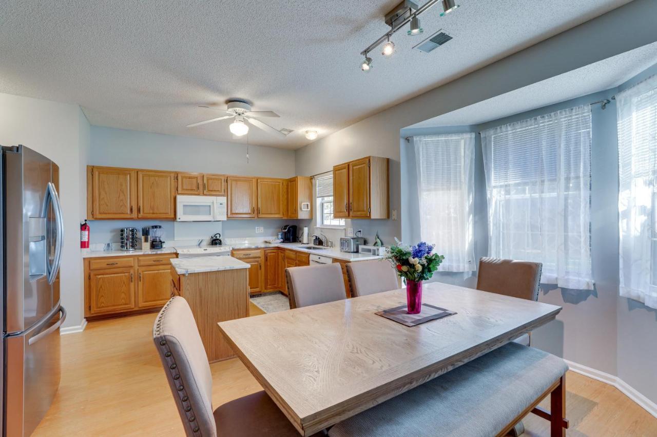 North Near Shopping And Dining! *