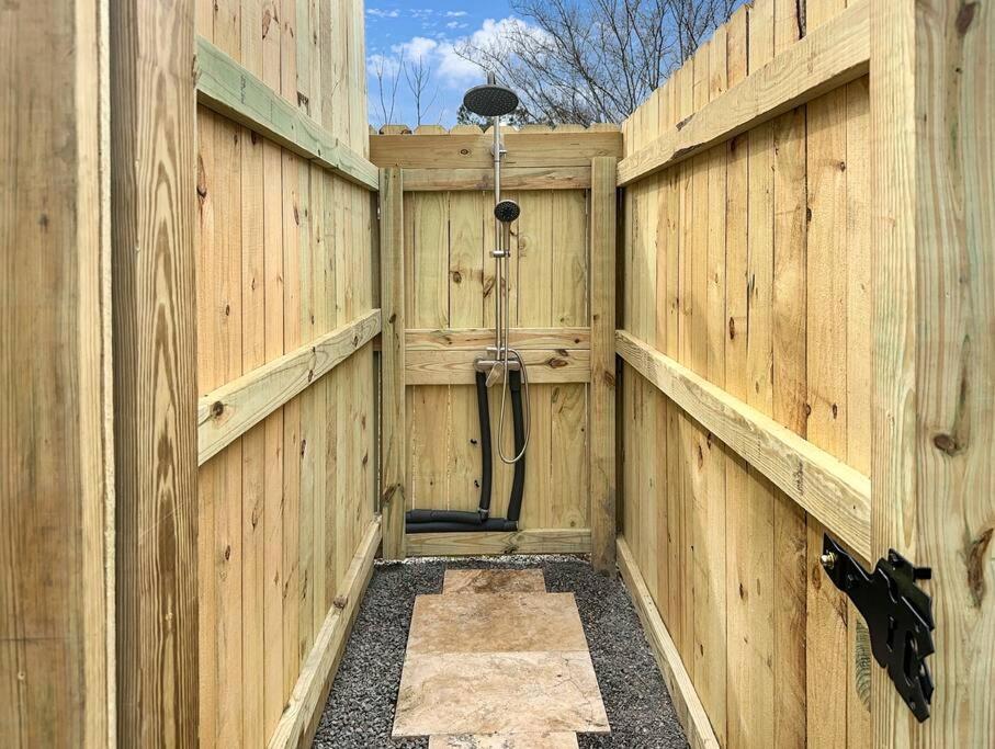 Apartment Hot Tub, Putting + Bikes! *