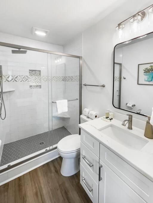 Apartment Hot Tub, Putting + Bikes!
