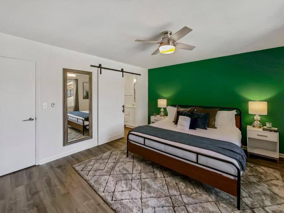 Apartment Hot Tub, Putting + Bikes! *