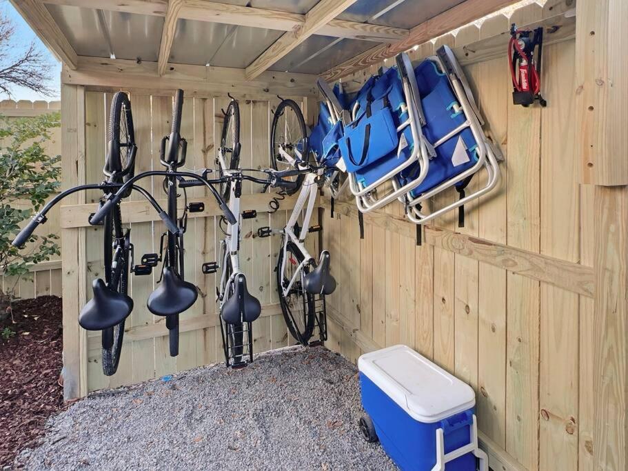 Hot Tub, Putting + Bikes! Apartment Charleston