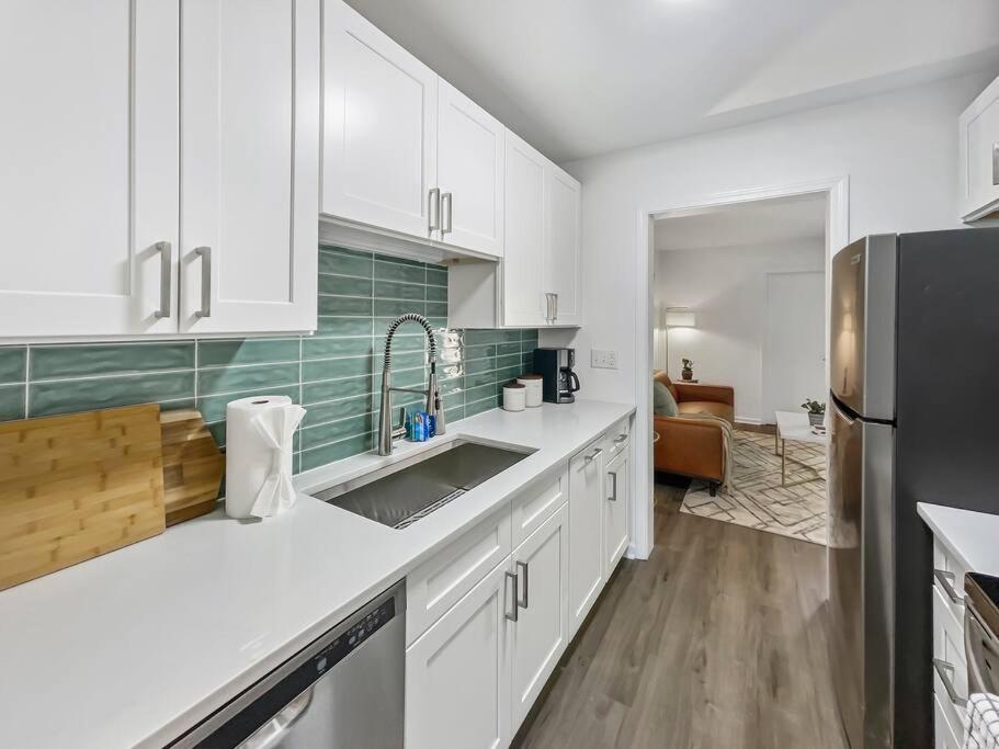 Apartment Hot Tub, Putting + Bikes! *