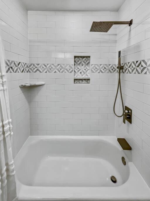 Apartment Hot Tub, Putting + Bikes!