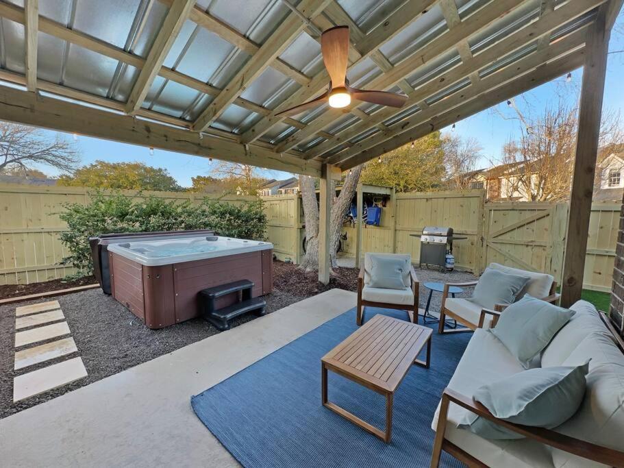 Hot Tub, Putting + Bikes! * Charleston