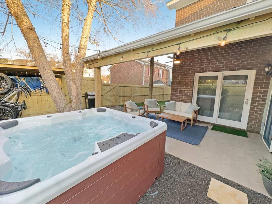 Apartment Hot Tub, Putting + Bikes!