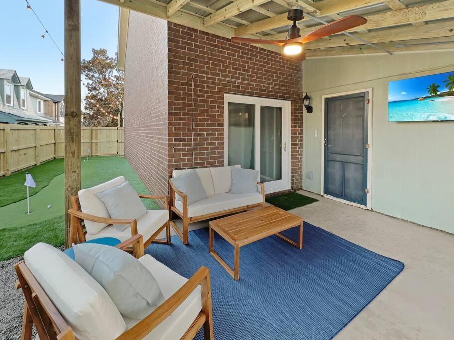 Hot Tub, Putting + Bikes! Apartment Charleston