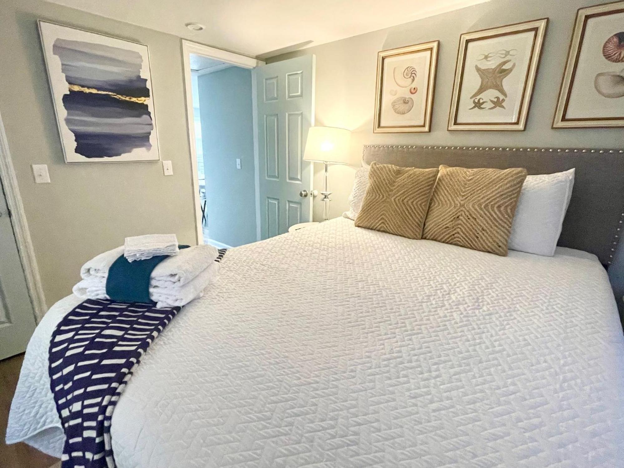 Pet- & Kid-equipped 2 Bedroom Near Downtown *