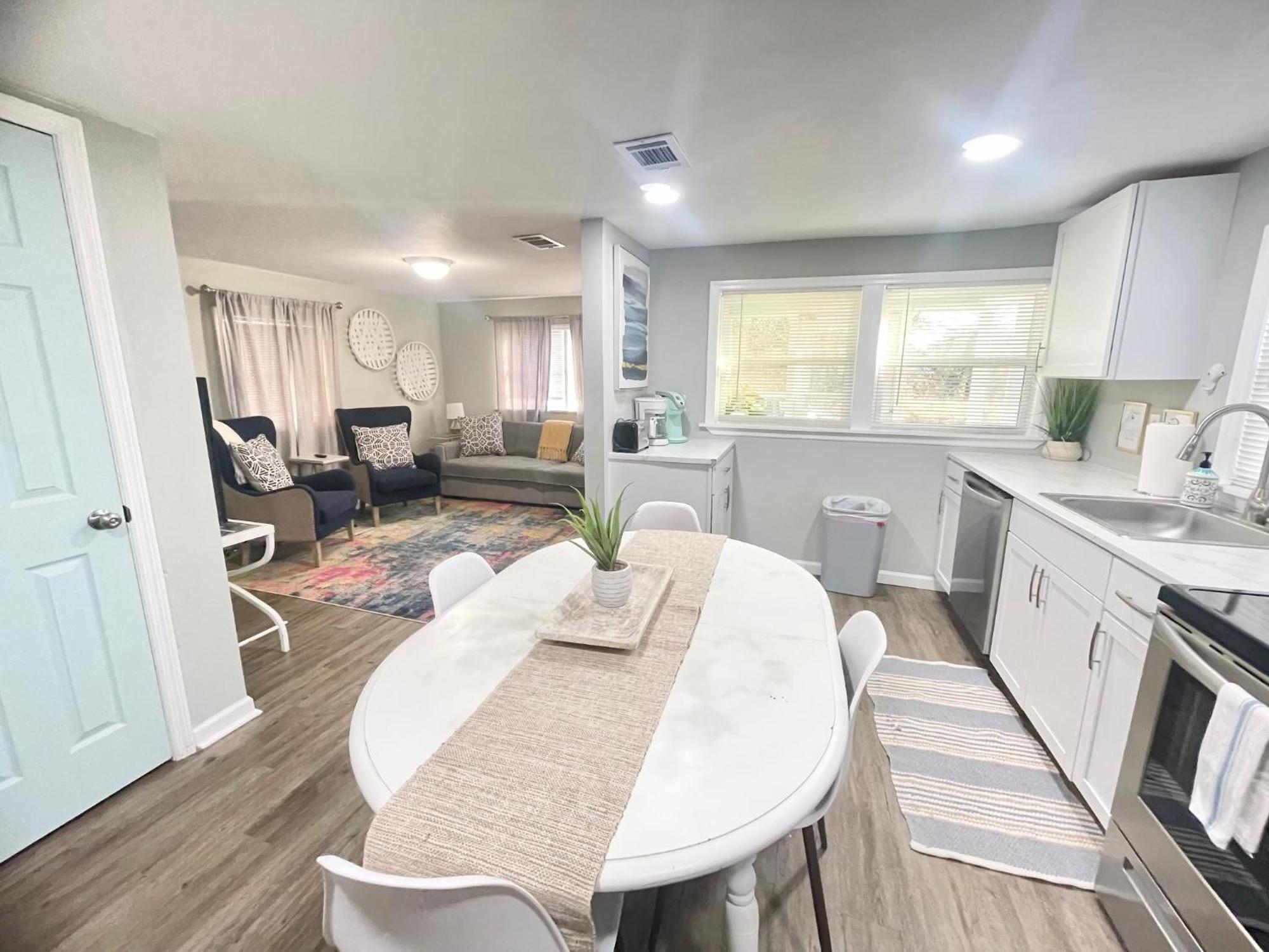 Pet- & Kid-equipped 2 Bedroom Near Downtown Holiday home *