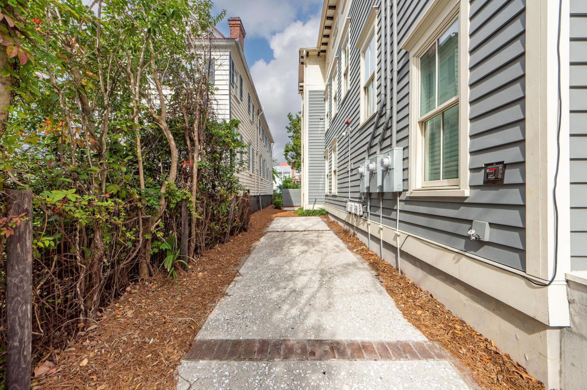 Holiday home Secluded Courtyard & Parking - 2 Blocks To King Charleston
