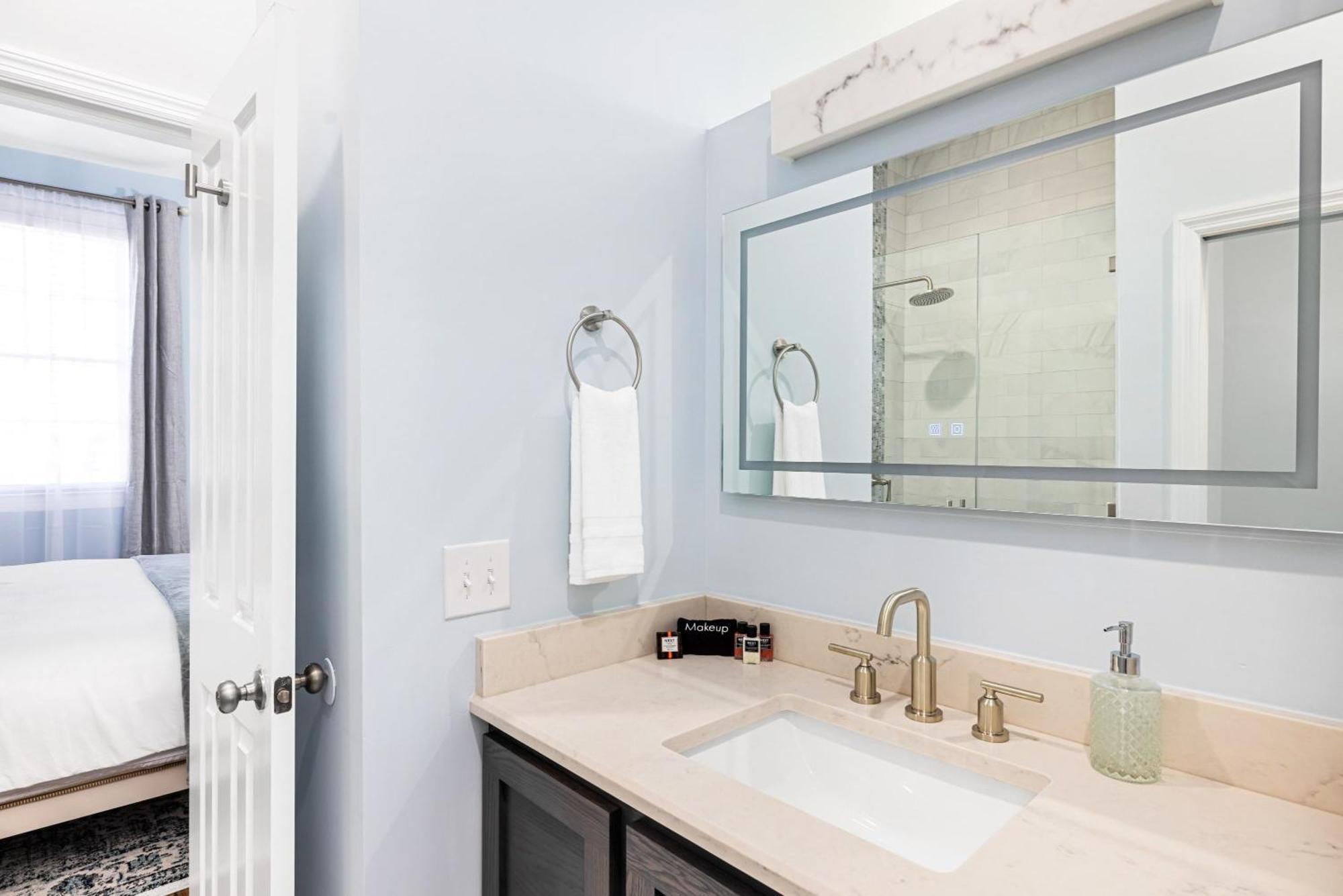 Charming Secluded Courtyard - 1 Block To King Holiday home Charleston