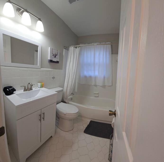 Chic Oasis: 3br, 2ba, Private Deck Charleston