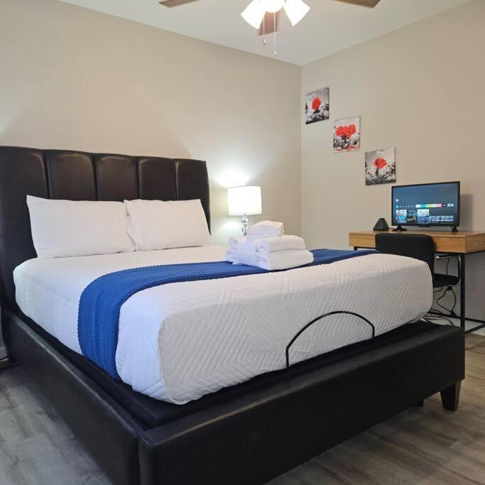 Chic Oasis: 3br, 2ba, Private Deck Villa Charleston