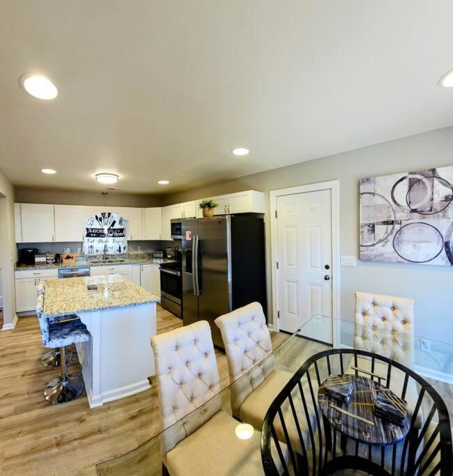 Villa Chic Oasis: 3br, 2ba, Private Deck *