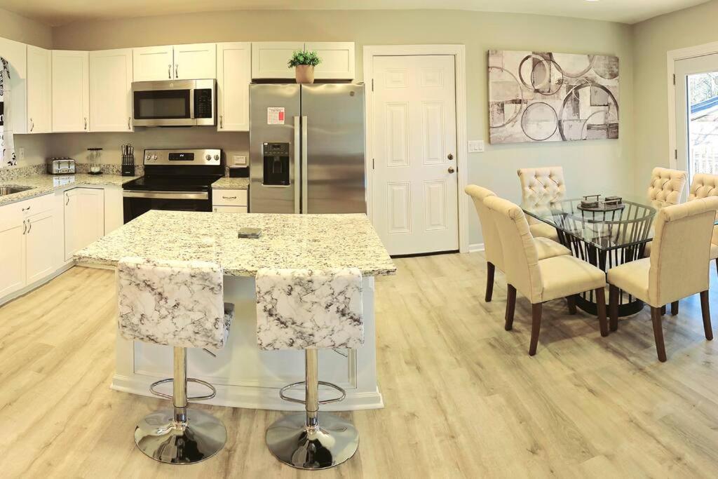 Chic Oasis: 3br, 2ba, Private Deck Charleston