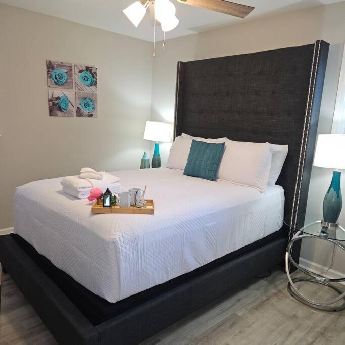 Villa Chic Oasis: 3br, 2ba, Private Deck *