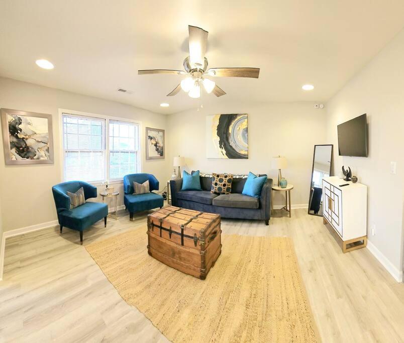 Chic Oasis: 3br, 2ba, Private Deck Villa