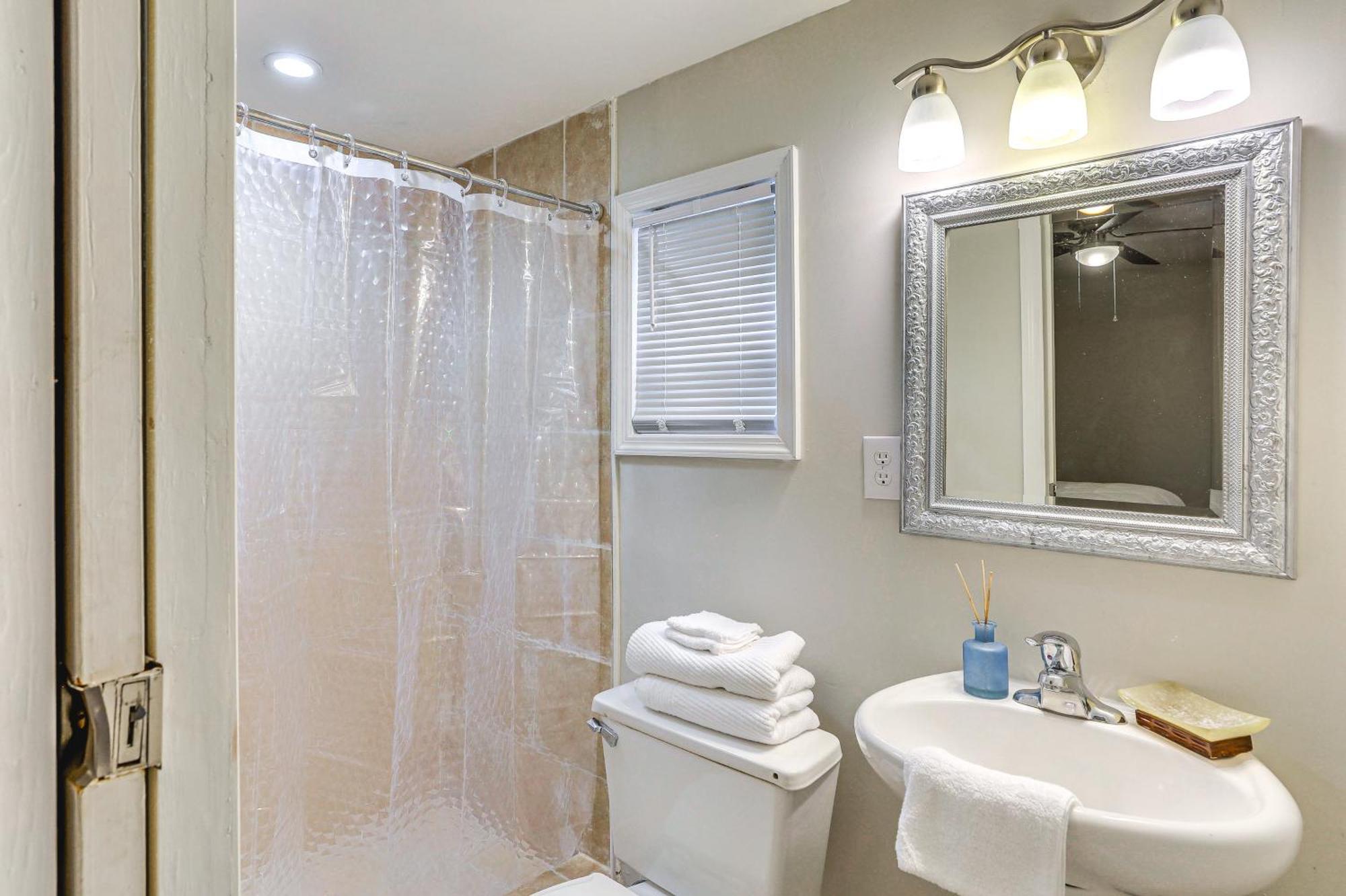 Holiday home Serene Near Airport Pets Welcome!