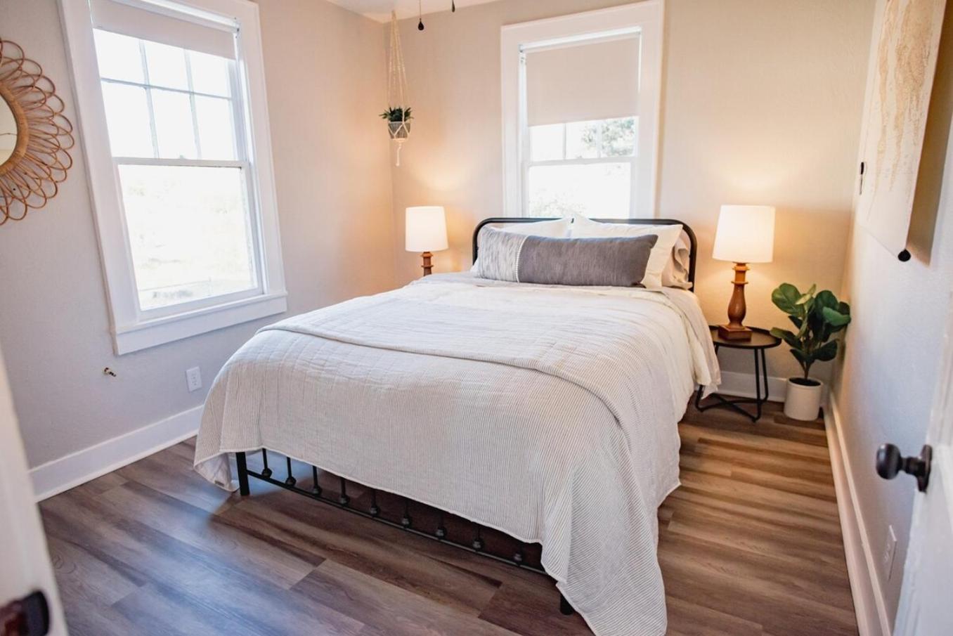 Location, Pet Friendly Fenced Backyard! Holiday home