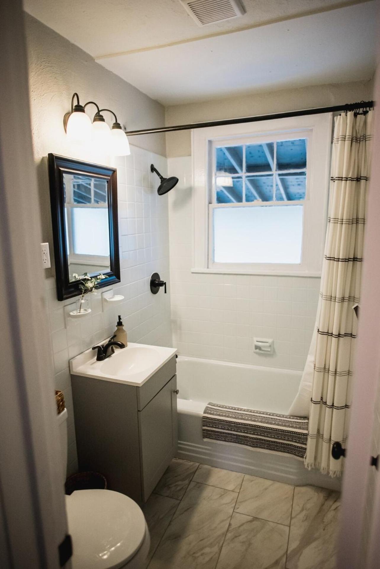 Holiday home Location, Pet Friendly Fenced Backyard! *