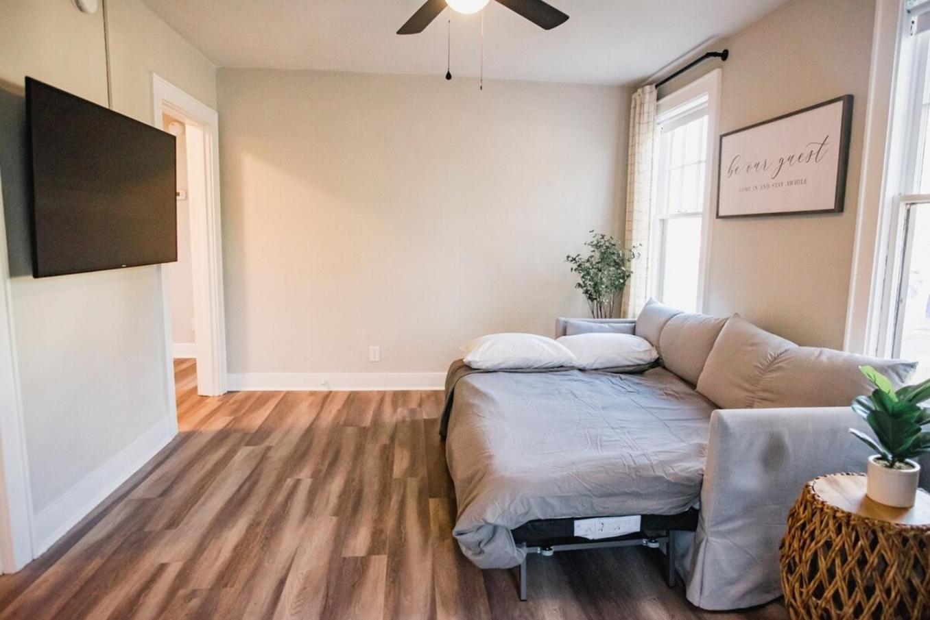 Holiday home Location, Pet Friendly Fenced Backyard! Charleston