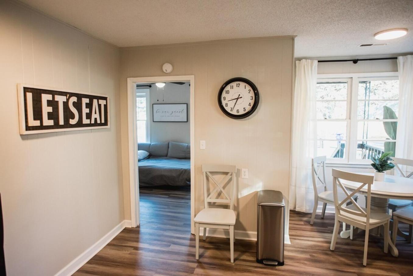 Holiday home Location, Pet Friendly Fenced Backyard!