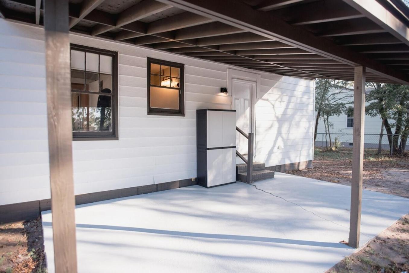 Holiday home Location, Pet Friendly Fenced Backyard! *