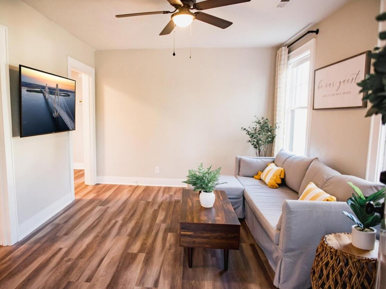 Holiday home Location, Pet Friendly Fenced Backyard! Charleston