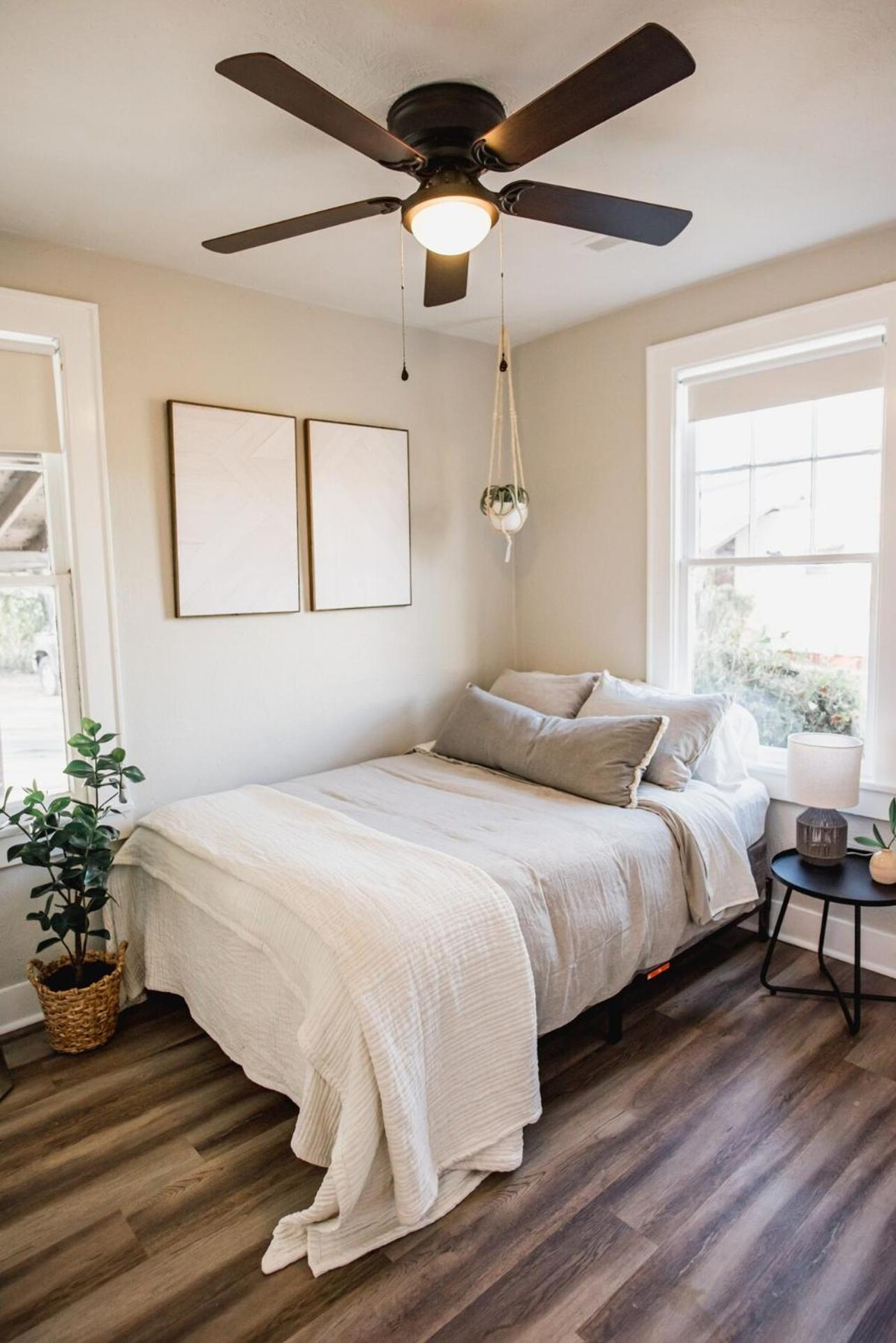 Location, Pet Friendly Fenced Backyard! Holiday home *